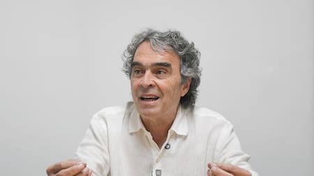 “Vamos bien, por eso están asustados y me insultan”: Sergio Fajardo