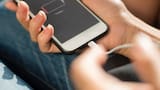¿Qué se conecta primero, el cargador o el celular?