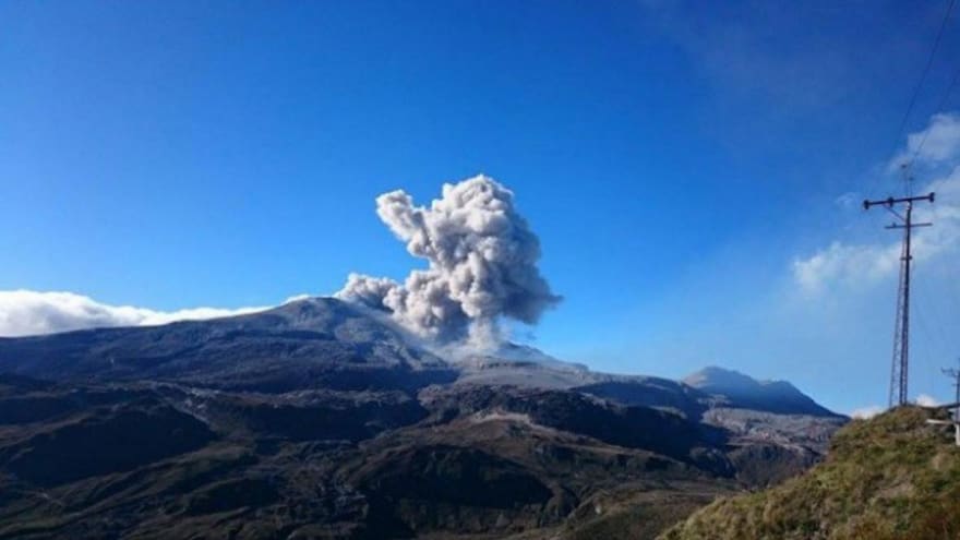 Cancelan vuelos en Ecuador por expansión de ceniza de volcán