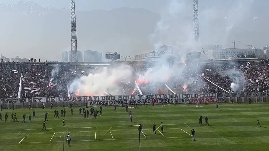 Techo de tribuna del Estadio Monumental de Chile colapsó dejando personas heridas