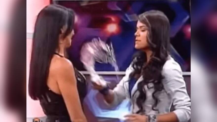 Video: Recuerdan pelea en que Karol G lanzó un vaso de agua en la cara de una presentadora