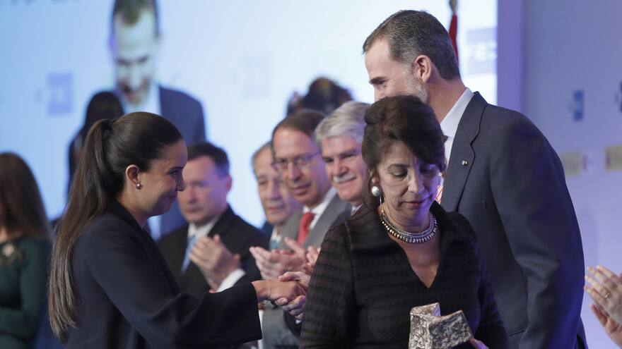 Una barranquillera recibe de manos de Felipe VI el Premios Rey de España de periodismo