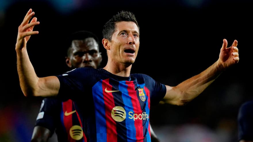 Lewandowski se regala un triplete en su estreno europeo con el Barcelona