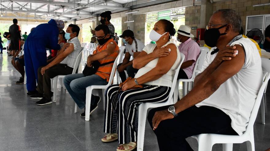 Crecen quejas de priorizados que no están en ‘Mi Vacuna’