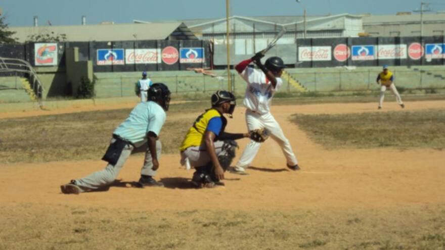 Tiburones muerden a Leones en la Copa Recordar