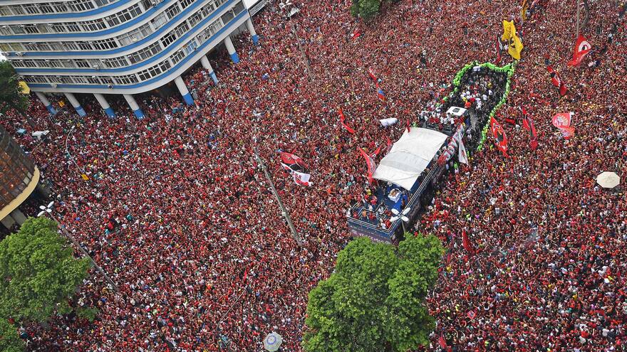 Baño de masas para el campeón