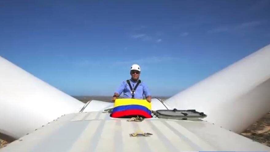 Duque se arriesga a subir a góndola de 80 metros para ondear bandera