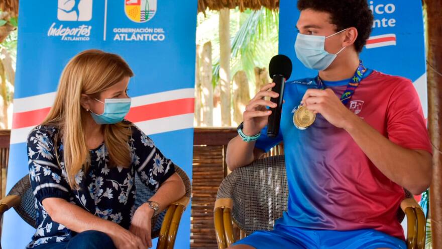 Surfistas ganadores en Juegos Nacionales ofrecieron medallas a Gobernadora