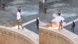 Video: Hombre se prende fuego durante protesta de bomberos en una plaza de Murcia