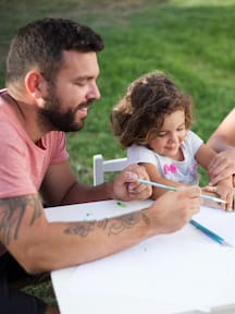 Educar en comunidad: el papel de familias, docentes y colegios en la formación de la infancia