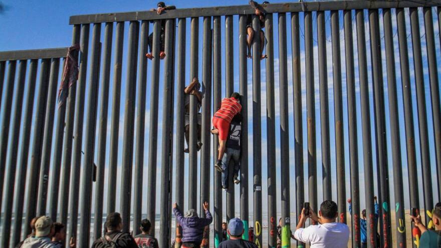 Human Rights Watch se refiere a la política migratoria de Texas