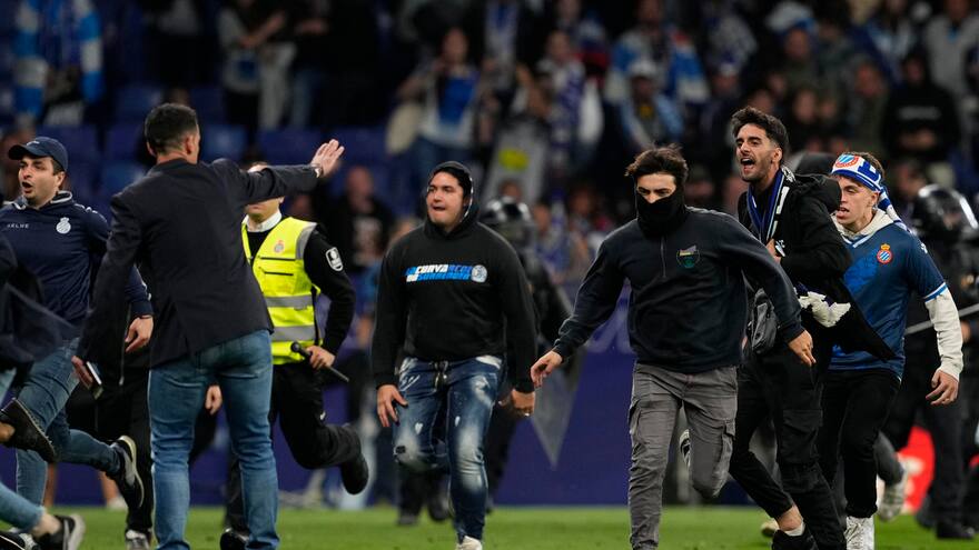 Hinchas del Espanyol invaden cancha e intentan agredir a jugadores del Barsa