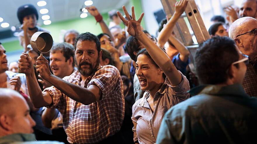 A dos días del referéndum catalán, militantes ocupan los centros de votación