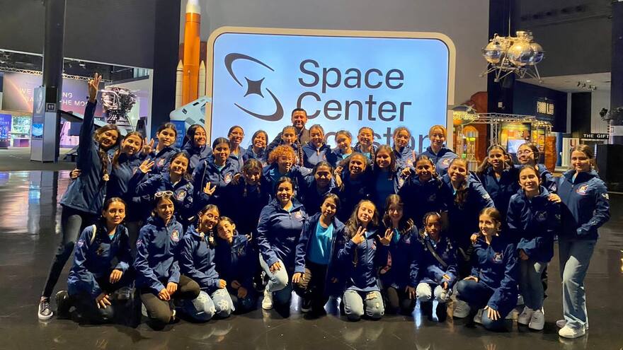 Karol G llevó a 35 niñas colombianas a la NASA