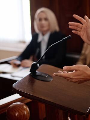 El precio de ejercer la defensa