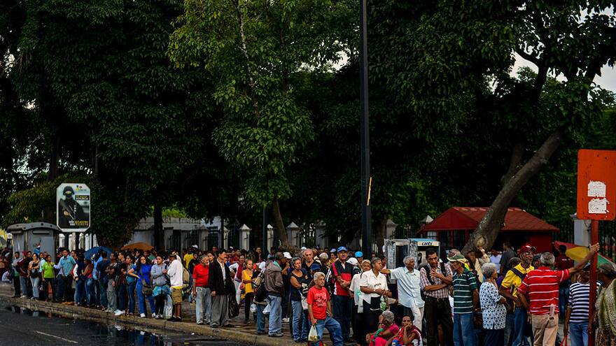El martirio de viajar en bus o avión en Venezuela