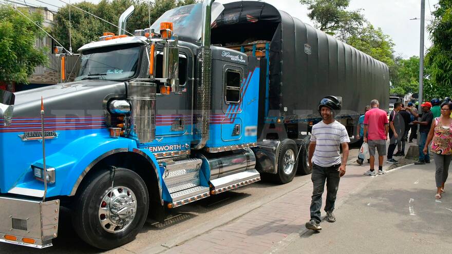 Hombre muere tras quedar bajo las llantas de tractocamión en Simón Bolívar