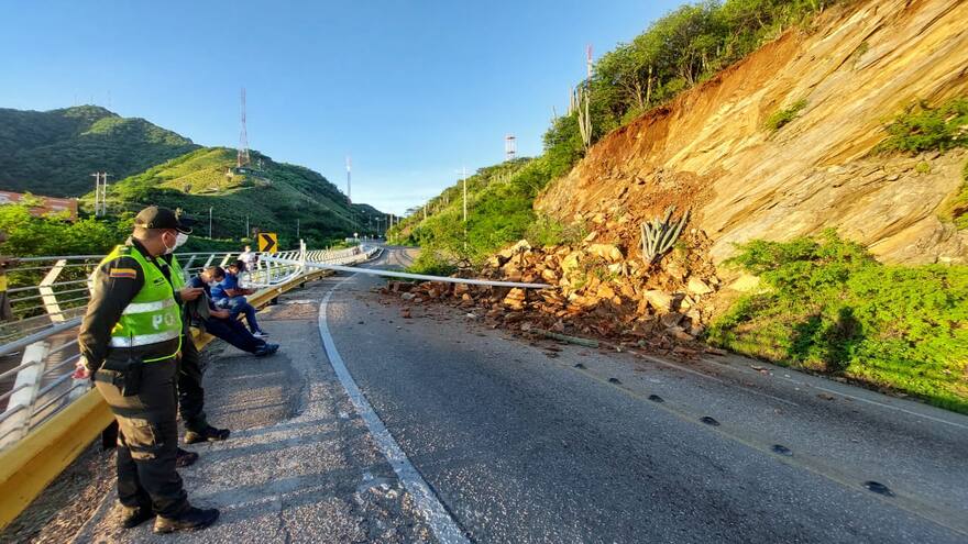 Por deslizamientos cierran la vía Santa Marta- El Rodadero