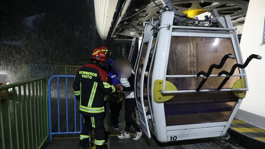 Rayo detiene el Teleférico de Quito y deja 12 personas atrapadas