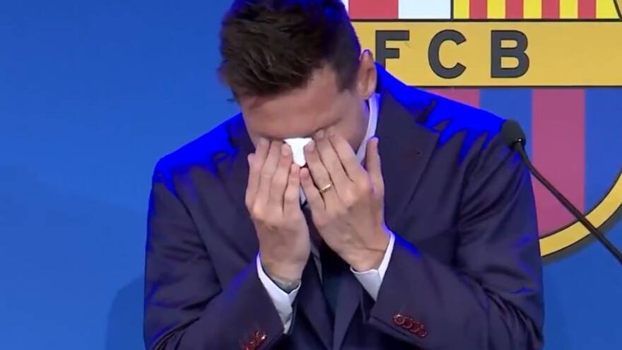 Subastan el pañuelo que usó Messi en su discurso de despedida del Barcelona