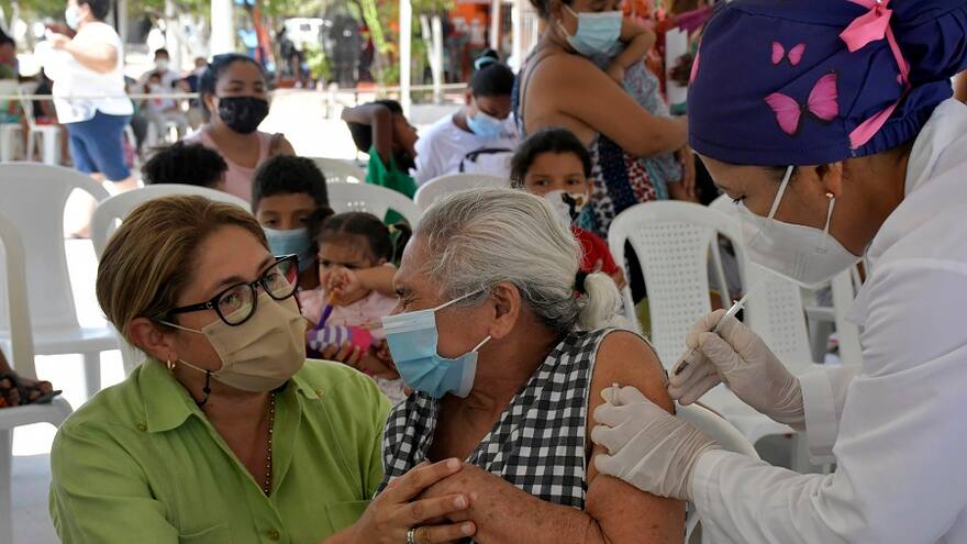 Amplían cobertura de vacunación con jornada especial en Soledad