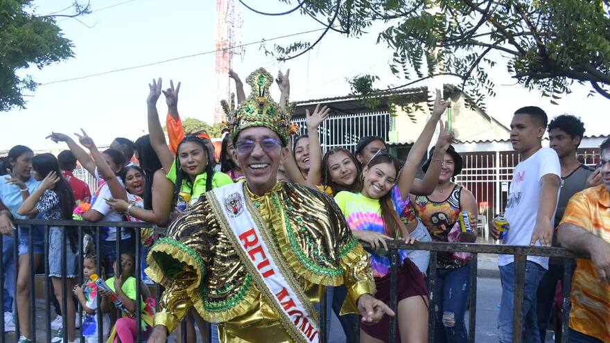 El rey Sebastián engalanó el desfile de la calle 17