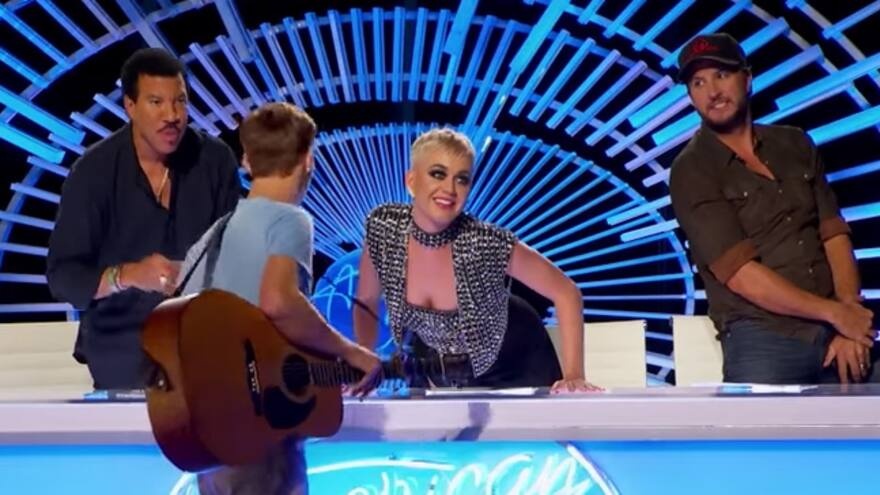 Katy Perry enciende la polémica tras robarle un beso a un concursante de American Idol