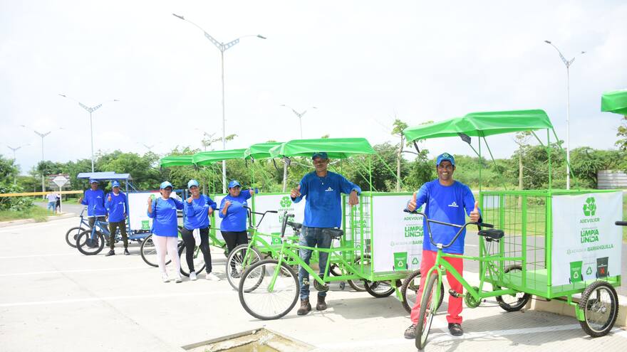 Alcaldía de Barranquilla hace entrega de 47 bicicoches a recicladores de la ciudad