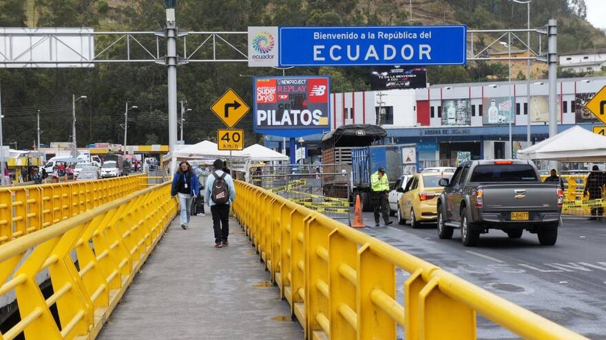 Ecuador instala su primer cuartel policial móvil en la frontera con Colombia
