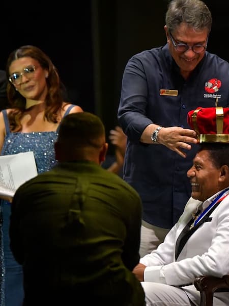 El Pollo ‘Irra’ es coronado Rey Vitalicio en inauguración del Festival