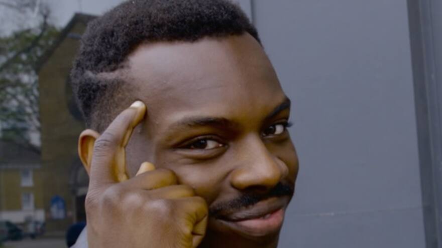 Así nació el meme del hombre pensante, de Kayode Ewumi, que se viralizó en Internet