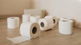 ¿El papel higiénico va con la hoja hacia adelante o hacia atrás?