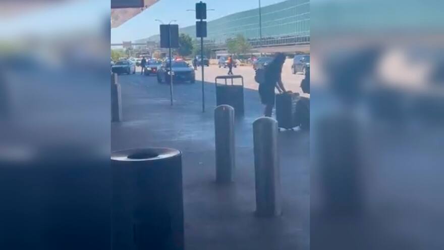 Mujer ocasionó pánico en aeropuerto de Dallas tras accionar un arma