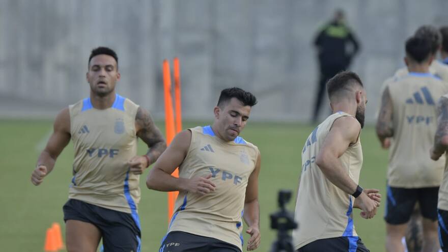 Bajo el fuerte calor, Argentina entrena en el Romelio Martínez