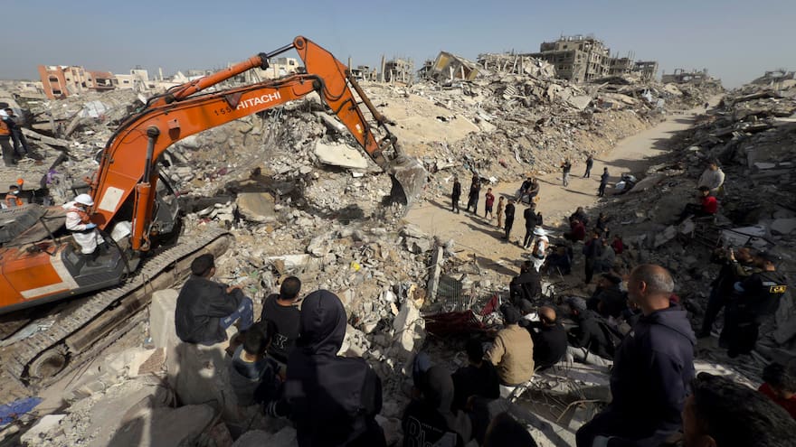 Rescatistas remueven los escombros de Gaza en busca de miles de cadáveres sepultados