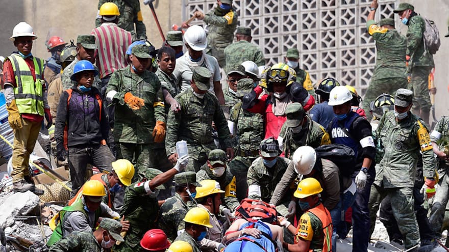 Cámaras térmicas y perros guías para desenterrar sobrevivientes de terremoto en México