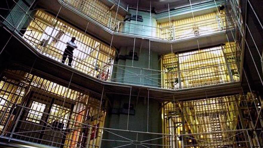 Lo condenan por enviar drogas y celulares por dron a cárcel