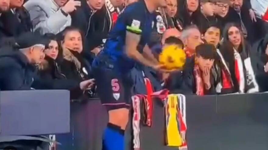 La insólita agresión contra el argentino Lucas Ocampos en el partido Sevilla-Rayo Vallecano sigue dando de que hablar