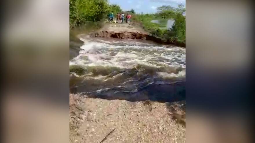 Ruptura de vía en zona rural de Ponedera, por represamiento de agua