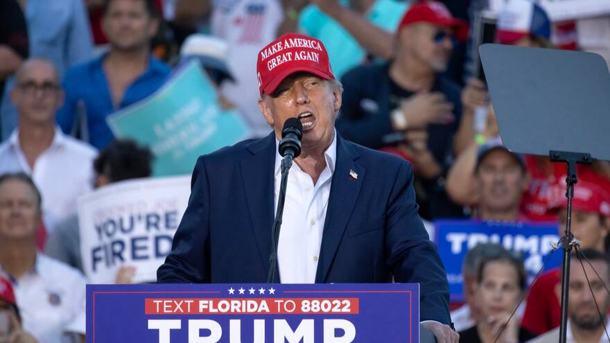 “Gran trabajo, Joe”: Trump se burla de los lapsus de Biden