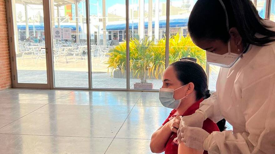 Instalan punto fijo de vacunación covid en mercado de Santa Marta