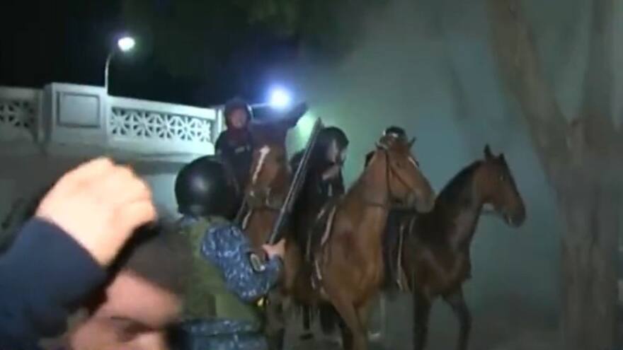 Policía disparó a camarógrafo en medio de los disturbios en Argentina
