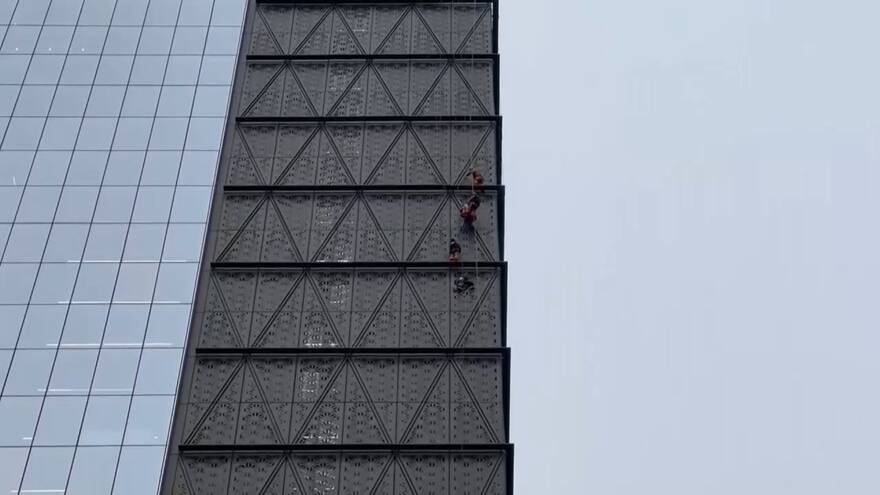 Prohíben ingreso por tres años a influencer polaco que que escaló sin arnés un rascacielos en Buenos Aires