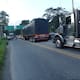 Volqueteros bloquean vías en el Cesar