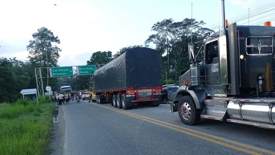Volqueteros bloquean vías en el Cesar