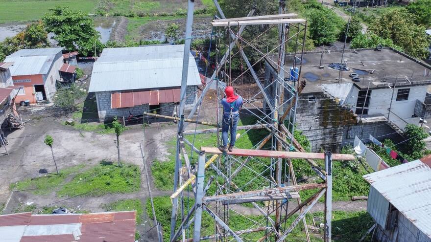 Desmontan tanque elevado en Santa Lucía por su deteriorado estado