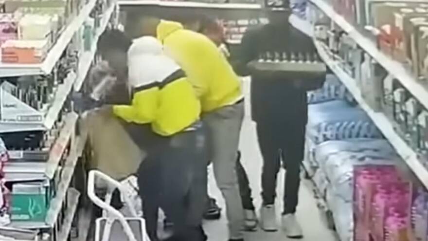 Cinco sujetos saquean D1 en Bogotá y queda registrado en video