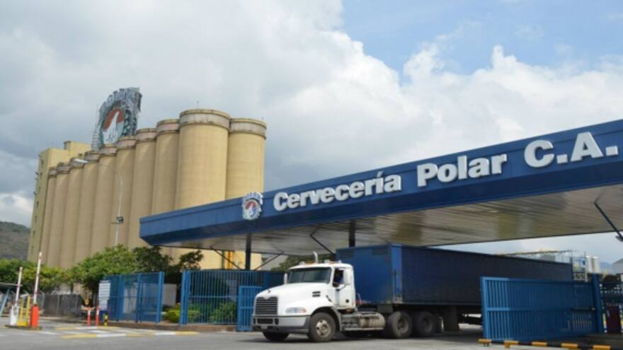 Fabricante de cerveza Polar reanuda su producción