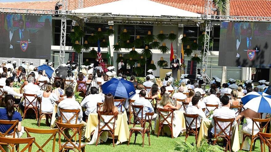 Los birretes y las togas volvieron a las graduaciones presenciales