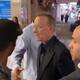Actor Tom Hanks enfrenta a fanático que tropezó con su esposa